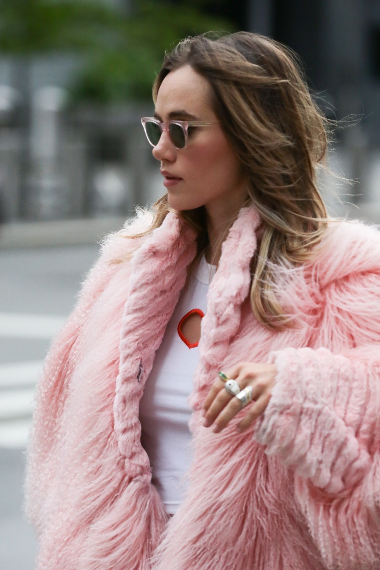 Suki Waterhouse Rocks Sonos Headphones and Pretty in Pink Attire on a Film Set15